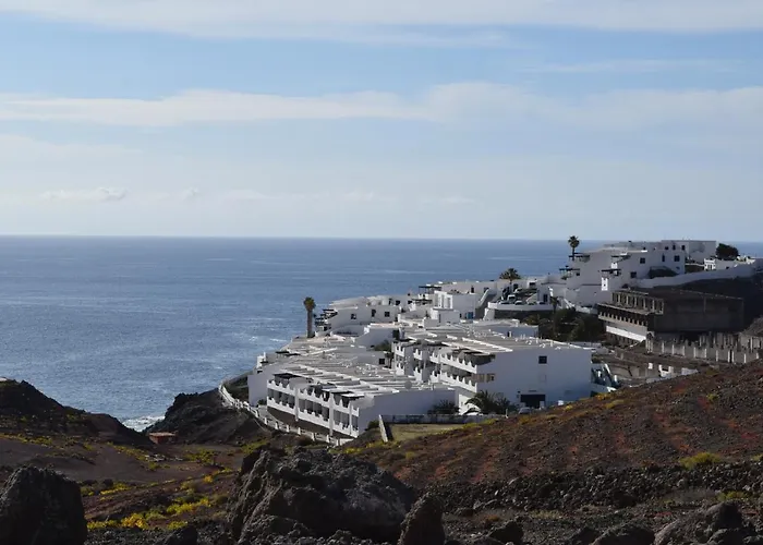 North Cliff Apartment *The Ocean Beneath Your Feet*