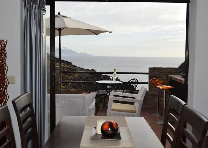 North Cliff Apartment *The Ocean Beneath Your Feet*