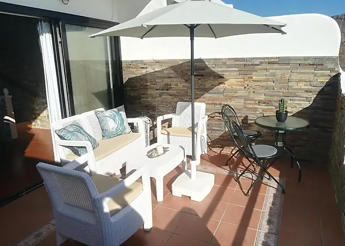 North Cliff Apartment *The Ocean Beneath Your Feet*